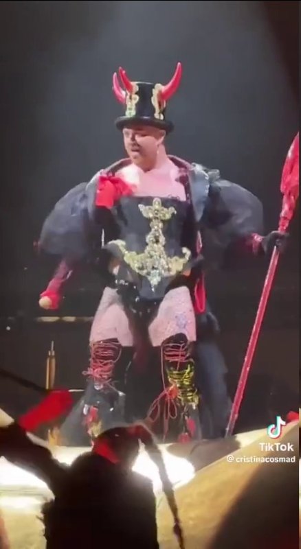 sam-smith-et-ses-grossieretes-devant-un-public-pouvant0comprendre-des-enfants-en-avril-2023.jpg