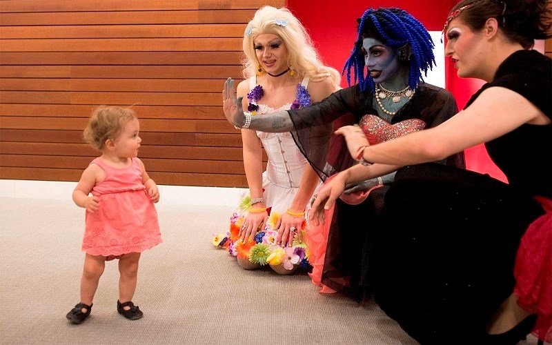 les-drag-queens-recrutent-les-tres-tres-jeunes.jpg