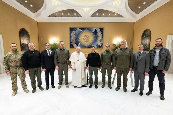 la-junte-ukranienne-autour-du-pape.jpg