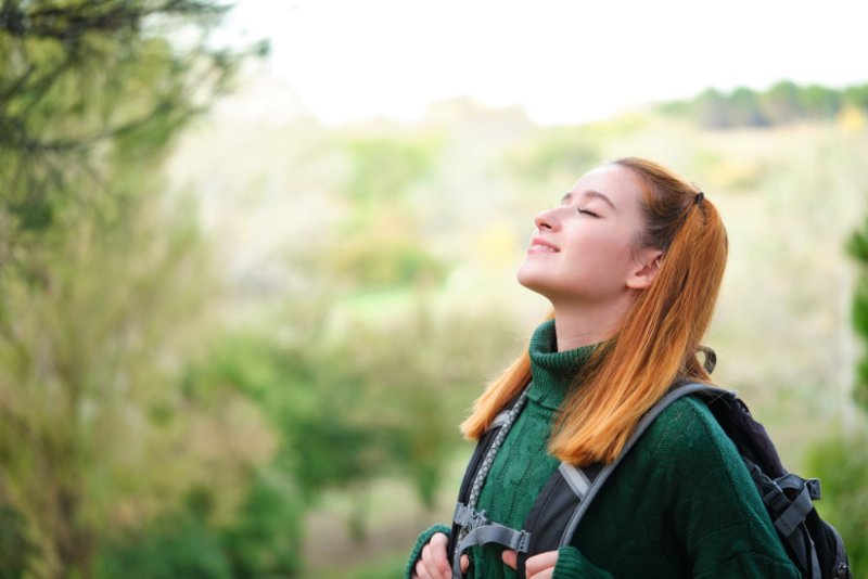 jeune-femme-qui-respire-en-nature.jpg
