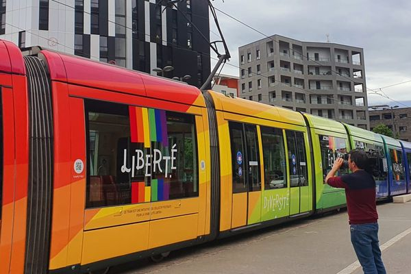 un-tramway-a-strasbourg-aux-couleurs-woko-lgbtq-mai-2023.png