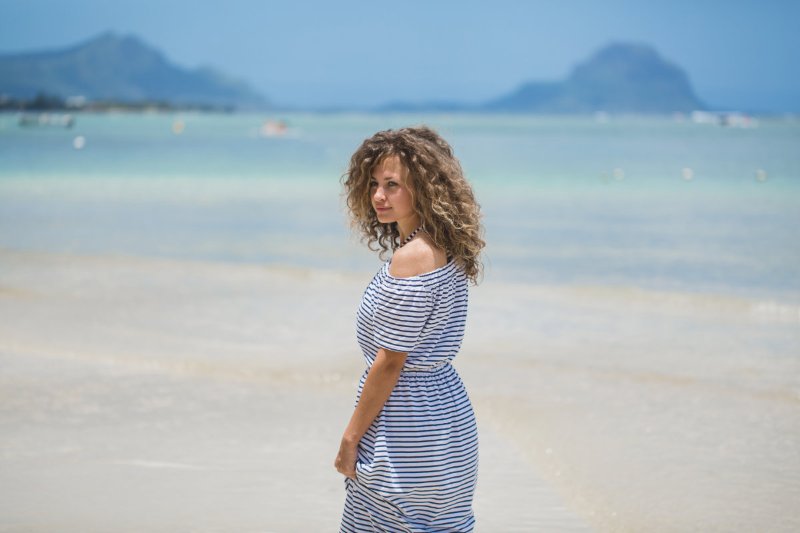 femme-devant-une-baie.jpg