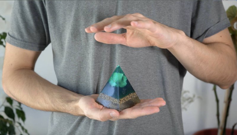 homme-qui-tient-une-pyramide-d-orgonite.jpg