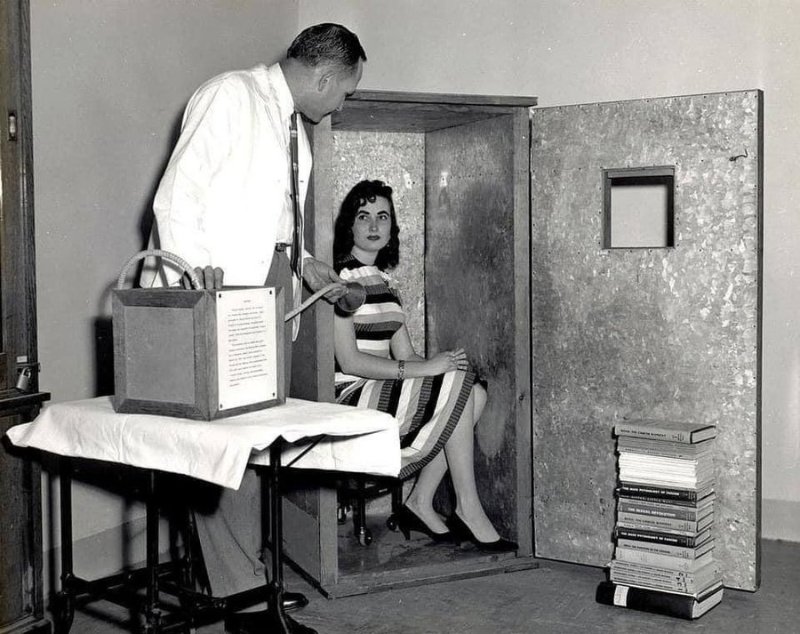 wilhelm-reich-qui-guerit-le-cancer-en-quelques-seances-de-15-min-assis-dans-cette-boite-accummulateur-d-orgone.jpg