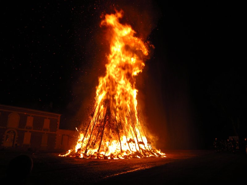 feu-de-la-st-jean-en-2007-a-st-germain-des-bois-en-france.jpg