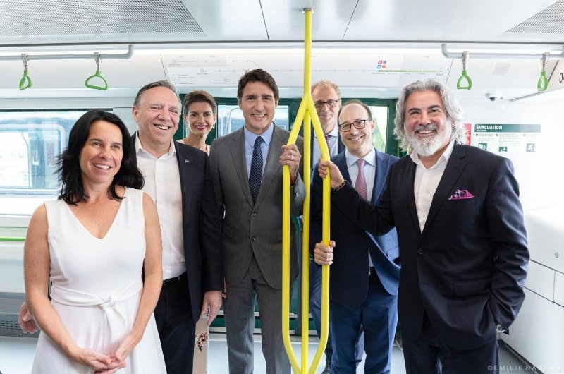legault-et-trudeau-dans-le-train-de-betail-humain-du-rem-mondialiste-a-montreal.jpg
