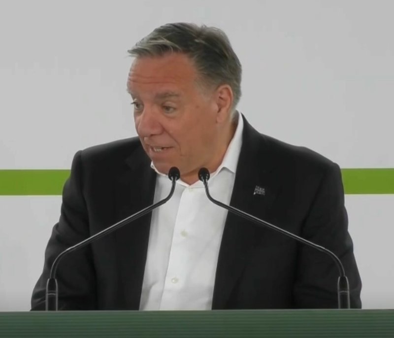 francois-legault-qui-salue-genevieve-guilbault.jpg