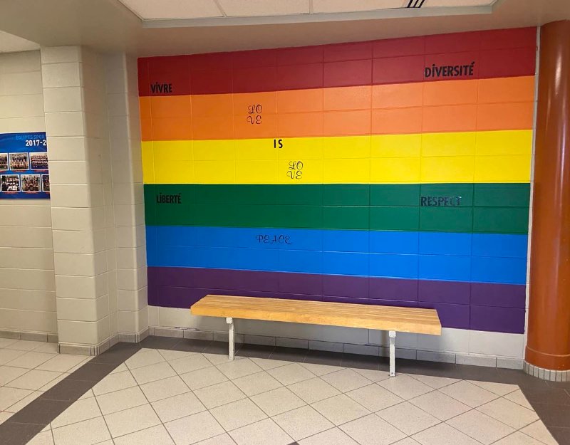 fraichement-peinture-dans-une-ecole-secondaire-du-quebec-le-30-aout-2023.jpg