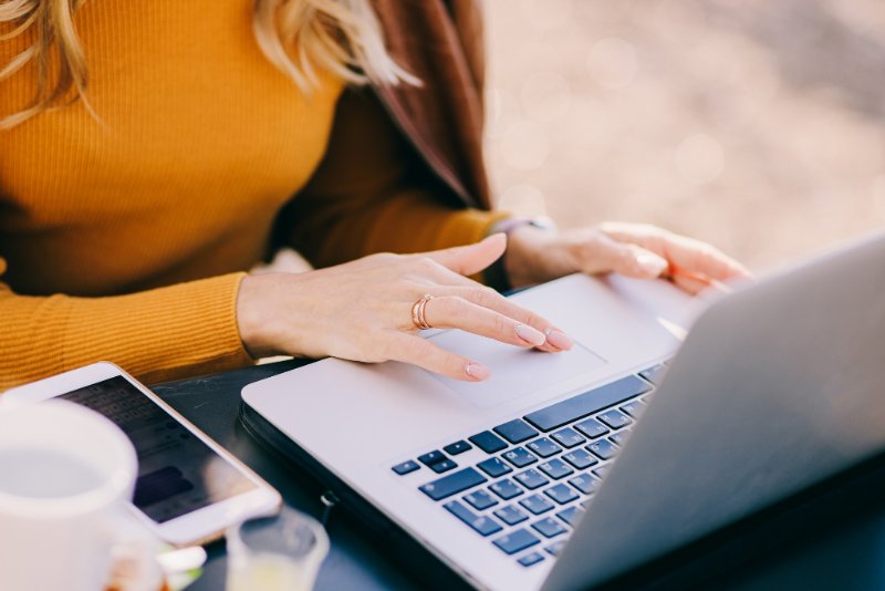 femme-qui-utilise-un-ordinateur-portable.jpg