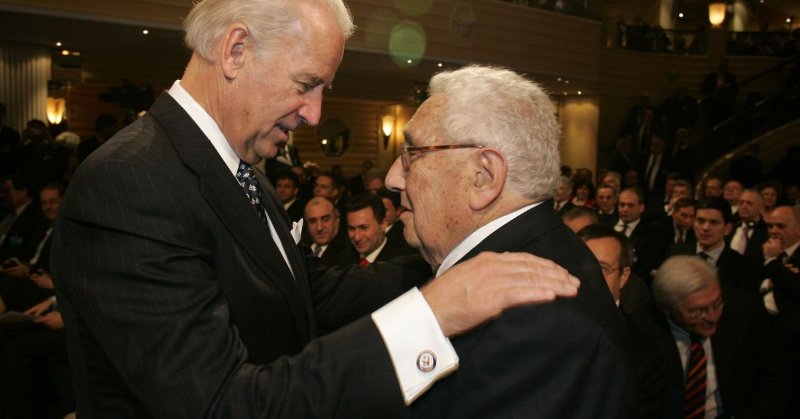 joe-biden-et-henry-kissinger-en-2009-a-munich-pour-la-conference-de-securite.jpg