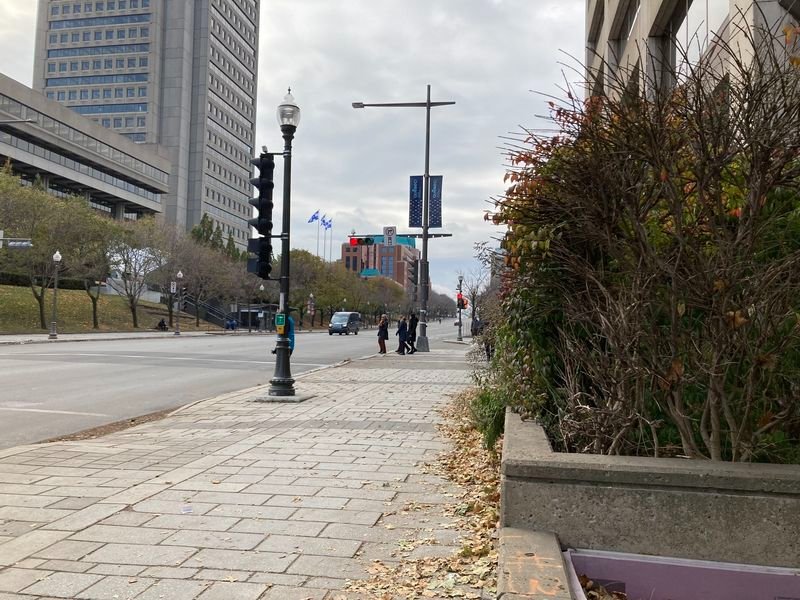 sur-le-boul-rene-levesque-a-quebec.jpg