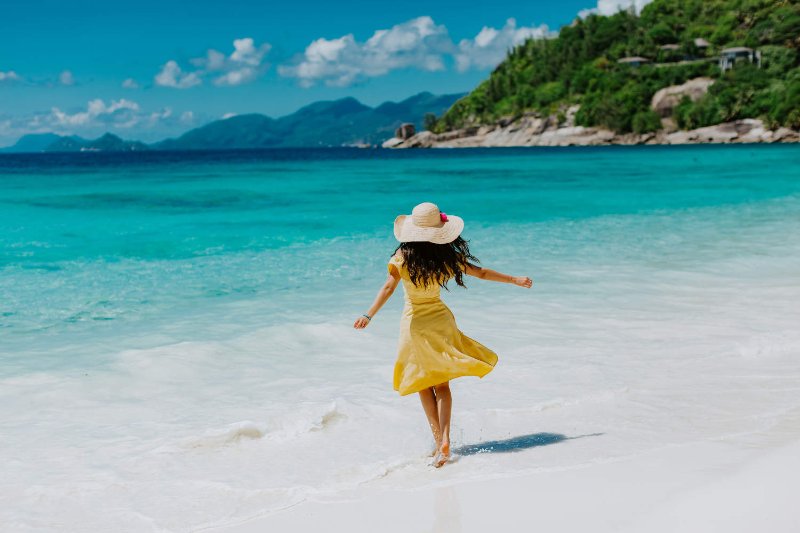 femme-heureuse-en-bord-d-ocean.jpg