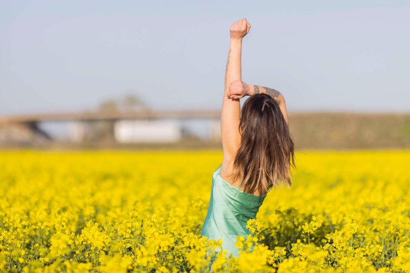 femme-heureuse-dans-un-champ.jpg