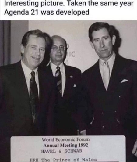 À gauche, on peut voir Václav Havel qui est né le 5 octobre 1936 à Prague et est mort le 18 décembre 2011 à Hrádeček.<br /><br />C'est (entre autre) un homme d'État tchécoslovaque puis tchèque.<br /><br />Pour la petite histoire, durant la période communiste, il prend part à l’opposition à la République socialiste tchécoslovaque en tant que membre de la Charte 77.<br /><br />Il se trouve avec Klaus Schwab et le prince Charles.<br /><br />https://commons.wikimedia.org/wiki/File:1992_World_Economic_Forum_-_Havel,_Schwab,_HRH_The_Prince_of_Wales.jpg<br /><br />https://fr.wikipedia.org/wiki/V%C3%A1clav_Havel
