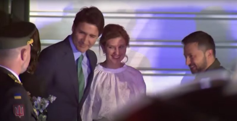 Le président ukrainien Volodymyr Zelensky qui arrive au Canada et qui est accueilli par le premier ministre Justin Trudeau.<br /><br />https://www.youtube.com/watch?v=iwloyG5QBXU