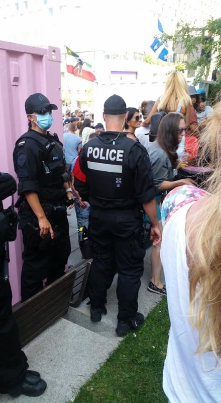 logo-de-baphomet-sur-une-veste-de-police.jpg