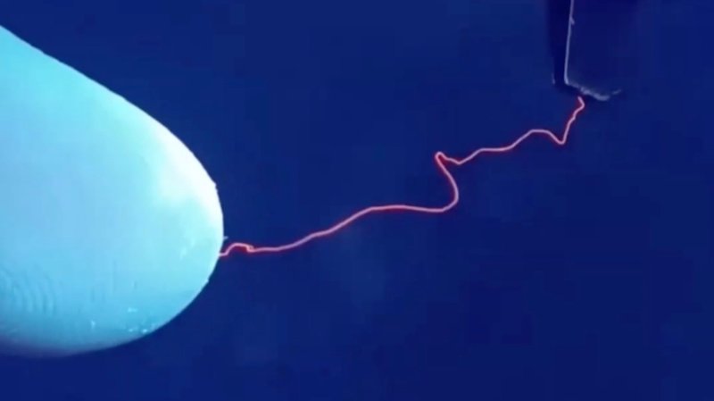 1-nano-filament-tente-de-s-accrocher-au-doigt.jpg