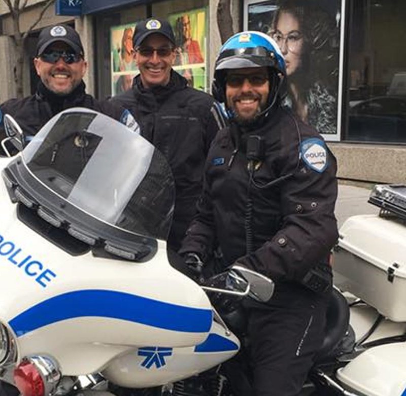 policier-de-montreal-a-moto-pour-fins-de-comparaison.JPG