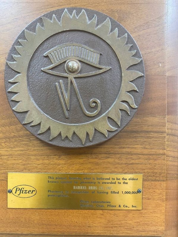 le-plus-vieux-symbole-de-la-pharmacie-sur-une-plaque-pour-pfizer.jpeg