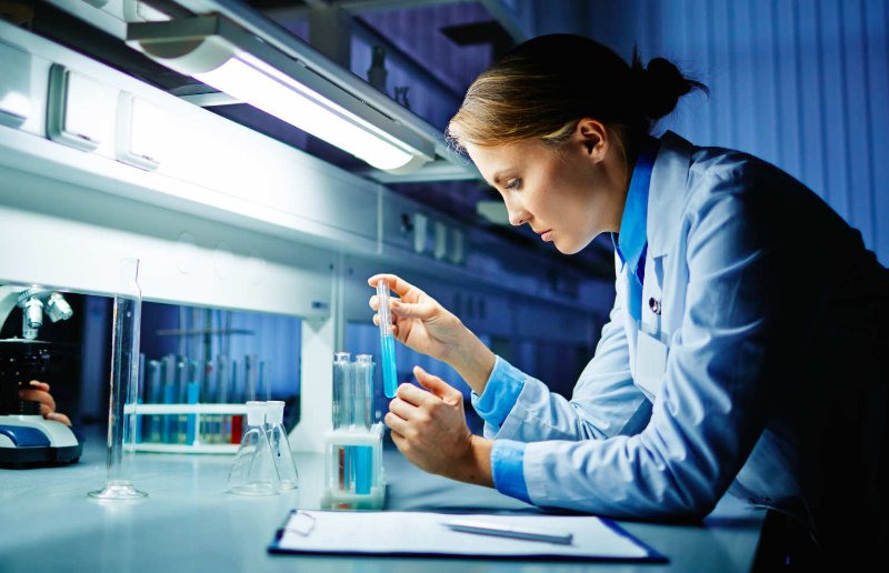scientifique-dans-son-laboratoire.jpg