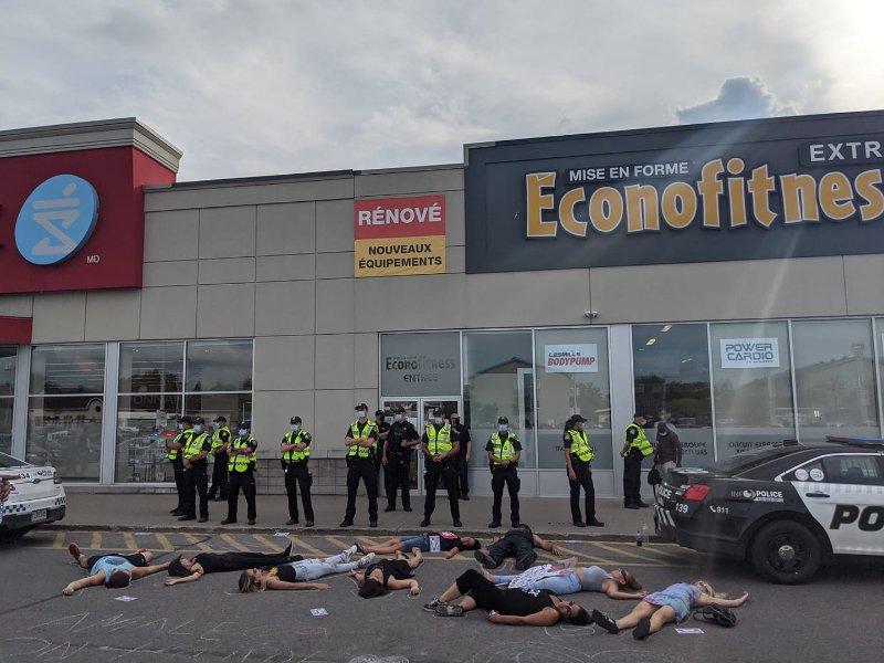 manifestation-devant-un-econofitness.jpg