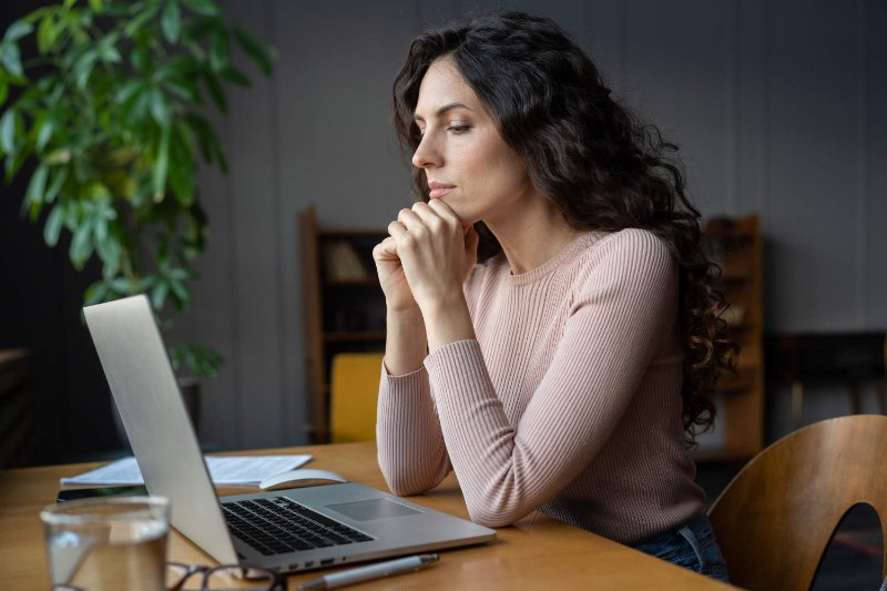 femme-qui-regarde-ses-donnees-financieres.jpg