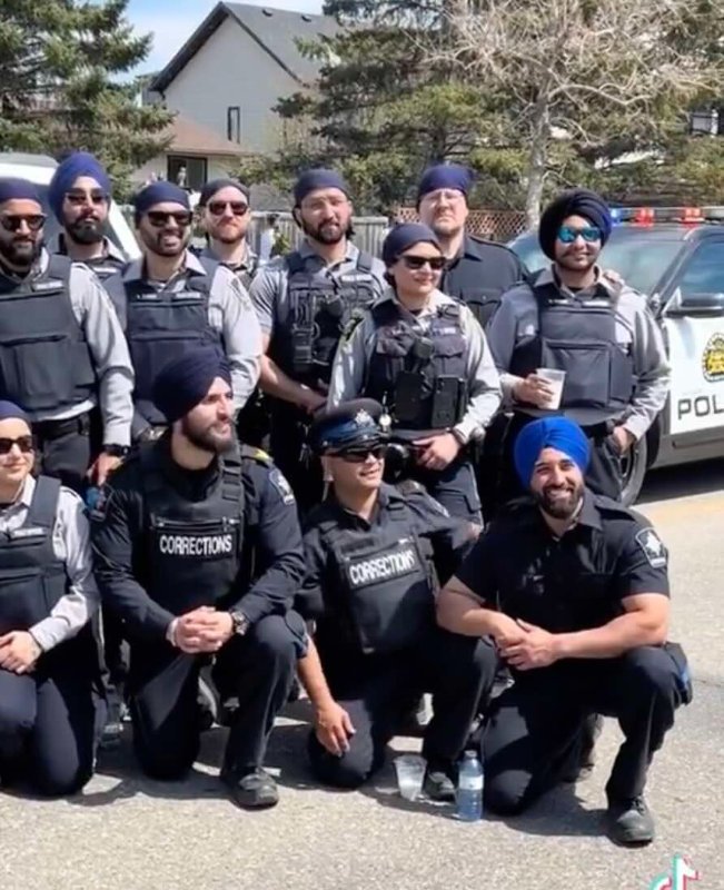 au-canada-les-policiers-sont-issus-de-la-diversite.jpg