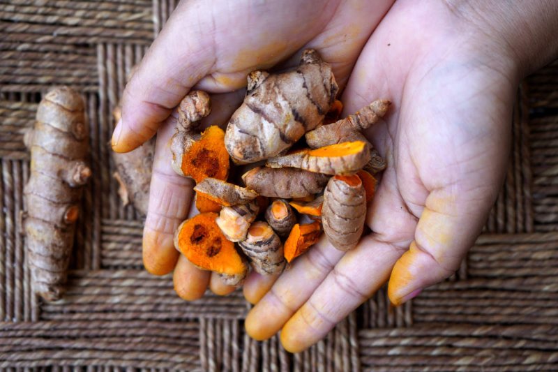 morceaux-de-curcuma-et-doigts-jaunes-oranges.jpg