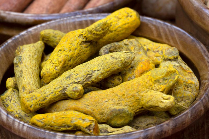 curcuma-frais-dans-un-bol.jpg