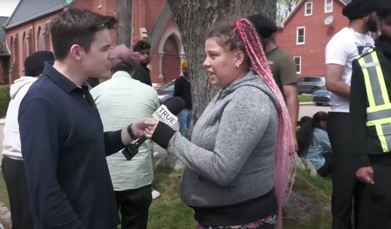 elle-defend-les-etrangers-au-lieu-de-defendre-les-canadiens.jpg