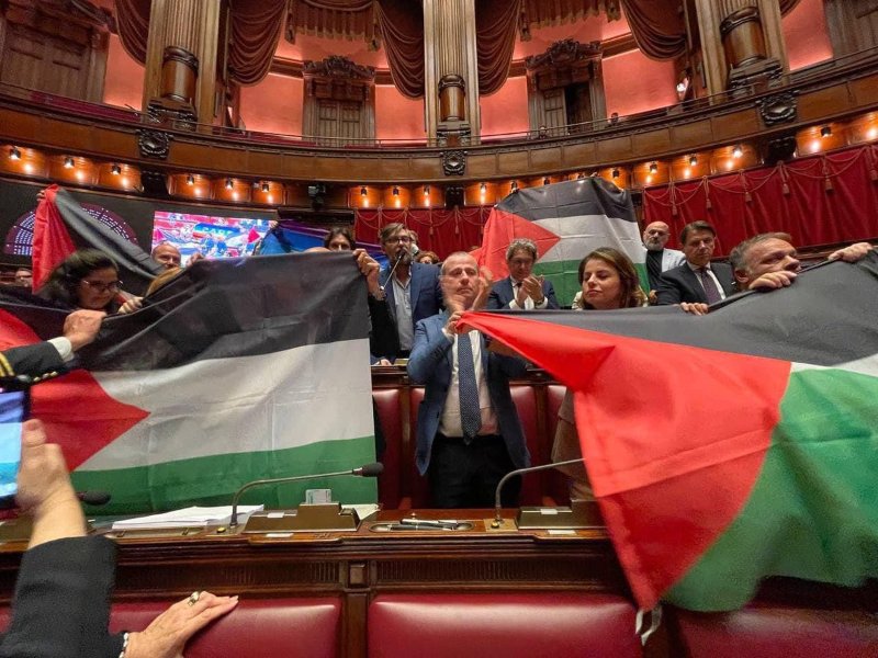drapeaux-palestiniens-au-parlement-italien-en-ce-28-mai-2024-le-delire.jpg