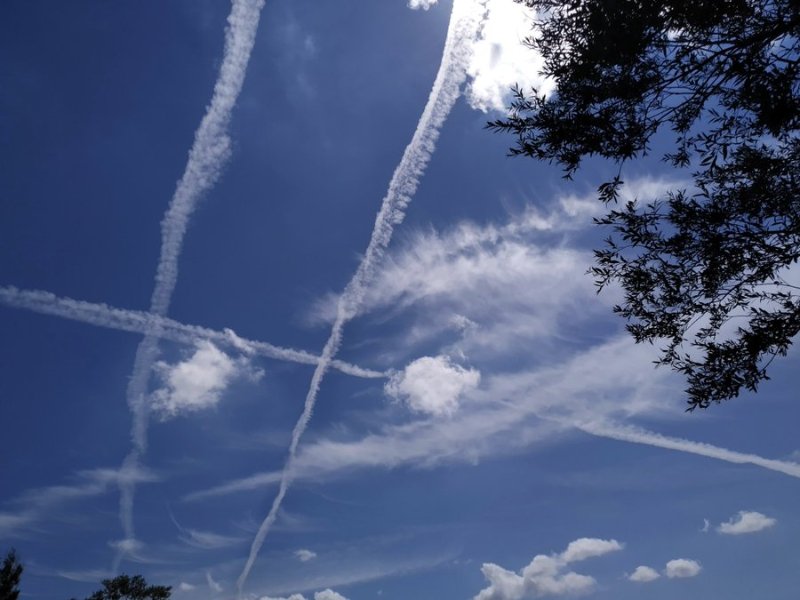 les-chemtrails-ne-sont-jamais-normales.jpg
