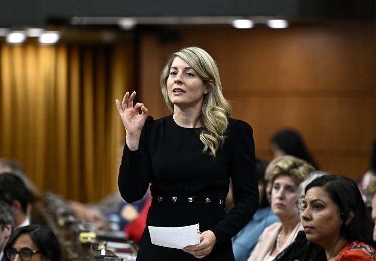 photo-plus-grande-de-melanie-joly-qui-signale-sa-vertu-maconnique-du-666-avec-les-doigts.jpg