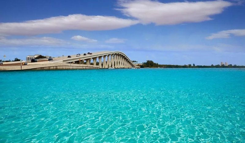 Un pont au-dessus de l'océan bleu-cristal qui relie le continent à l’île Sanibel, menant à la propriété de l’île de Maxime Bernier (avec l’aimable autorisation de Joseph Thomas)