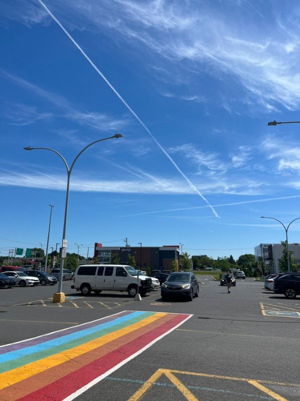 sur-la-rive-sud-de-montreal-chemtrails-et-lgbtq.jpg