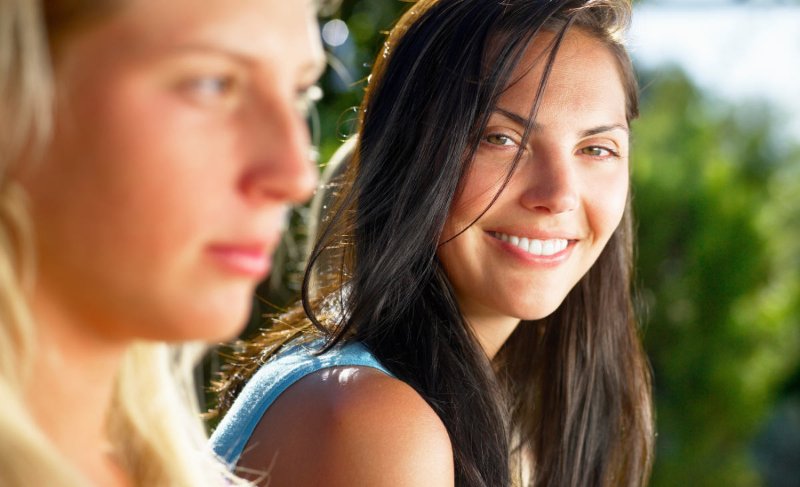 deux-adolescentes-ayant-la-vie-devant-elles.jpg