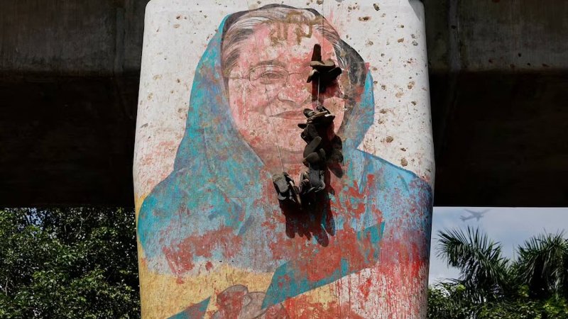 Une vue montre une fresque représentant la Première ministre bangladaise Sheikh Hasina vandalisée par des manifestants, un jour après sa démission, à Dhaka, au Bangladesh, le 6 août 2024. Photo: Reuters<br /><br />Source: https://www.thedailystar.net/news/bangladesh/news/bangladesh-army-refused-suppress-protest-sealing-hasinas-fate-3671486