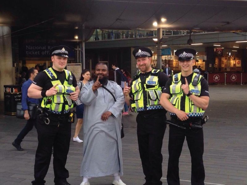 Il se pourrait que cette photo vieillisse mal, en Angleterre, au cours des prochaines années.<br /><br />Source: https://x.com/6ATK9/status/1821188761621012599