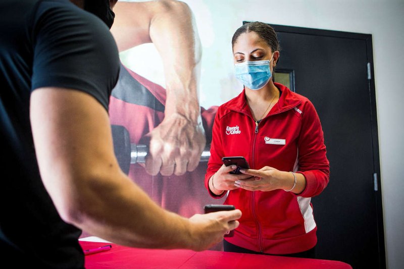 © Marie-France Coallier Le Devoir La conseillère chez Énergie Cardio Cyndy Lamouroux validait le passeport vaccinal d’un client mercredi. Elle estime que 40% des membres du gym n’avaient pas leur passeport vaccinal au premier jour de son application.