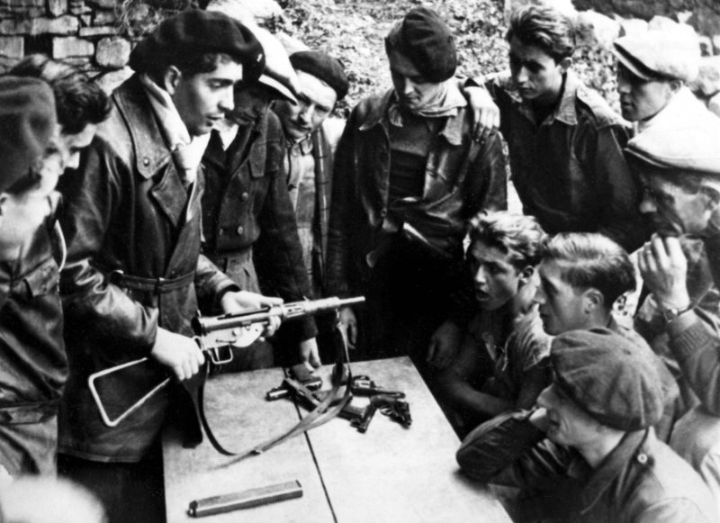 Source: https://clio-prepas.clionautes.org/les-combats-de-la-resistance-francaise-contre-loccupant-et-contre-le-regime-de-vichy.html<br /><br />Ainsi que cette vidéo historique: https://www.youtube.com/watch?v=LaNlhhP8eYs