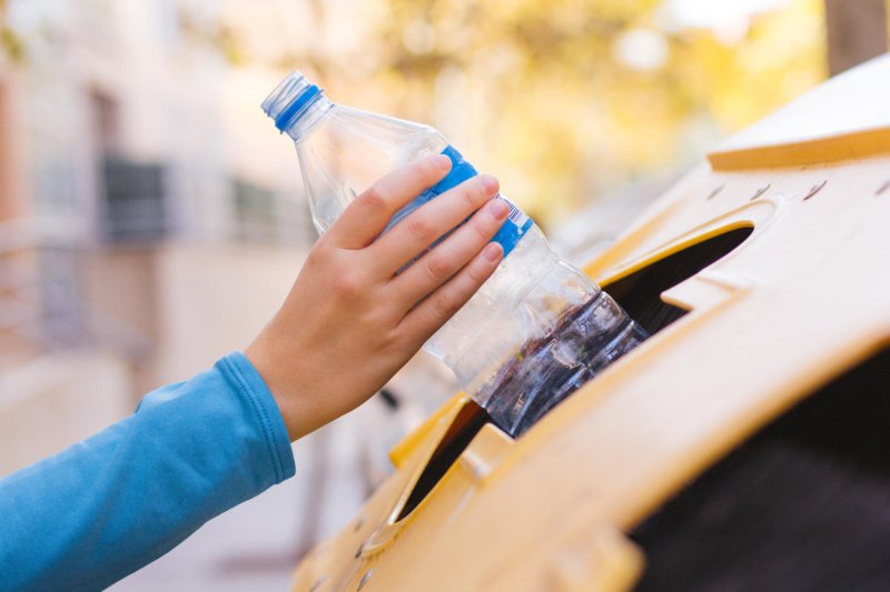 recycler-une-bouteille-de-plastique.jpg