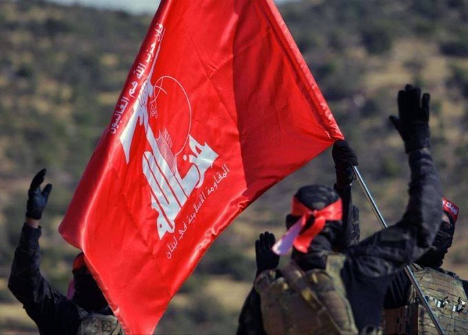 Dans tout le Liban, le Hezbollah a mis en place des drapeaux rouges:<br /><br />Le drapeau rouge est levé à la place du drapeau jaune du Hezbollah libanais, et cela signifie que la décision a été prise et que des ordres ont été donnés pour la vengeance et la réponse.<br /><br />Bref, le Hezbollah a choisi la guerre!<br /><br />Source: https://x.com/jj_talking/status/1837623235149811978