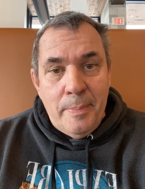 andre-lafrance-parle-des-loyers-a-hawsbury-en-ontario-le-27-decembre-2024.jpg