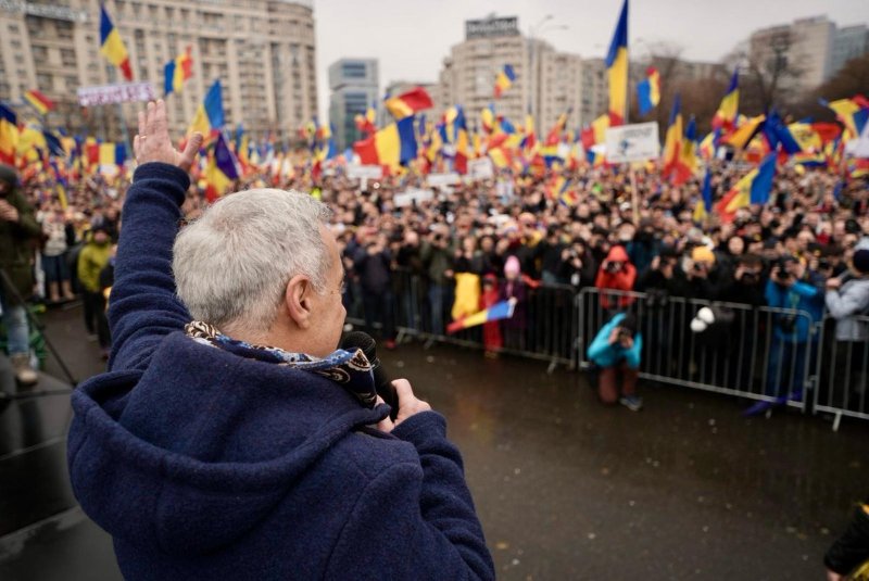 calin-georgescu-adule-par-les-roumains.jpg