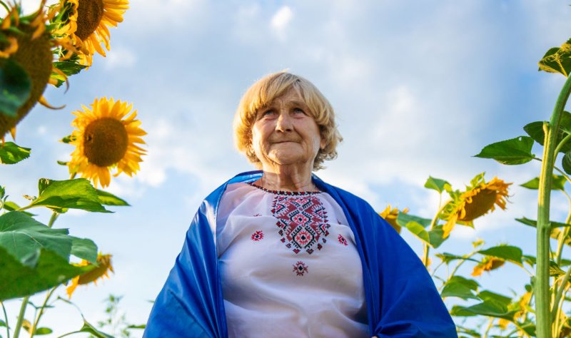 femme-agee-pres-des-tournesols.jpg