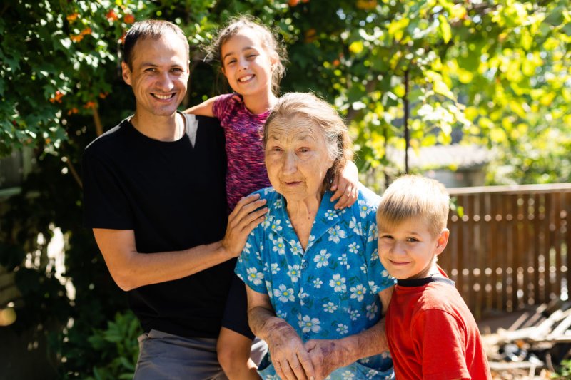 petite-famille-heureuse-avec-grand-maman.jpg