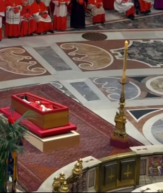 des-croix-inversees-poour-le-pape-francis-satanique.jpg