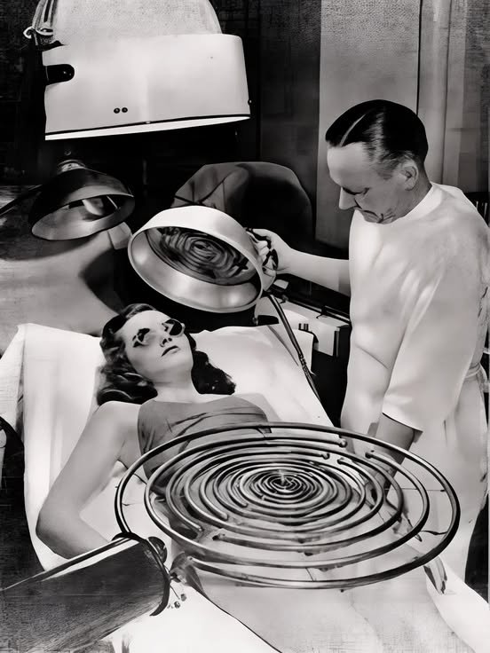 Dans les années 1920, Georges Lakhovsky a développé l'oscillateur Multi-Wave (MWO), un dispositif basé sur l'émission de fréquences électromagnétiques visant à restaurer la vibration naturelle des cellules.<br /><br />Son hypothèse était que les cellules vivantes émettent leurs propres ondes et que les altérations de cette émission seraient à l'origine de divers déséquilibres physiologiques.<br /><br />L'adjum a tenté de corriger cette dissonance en exposant le corps à un large spectre de fréquences.<br /><br />Bien que son approche coïncide avec les théories explorées par d'autres inventeurs comme Nikola Tesla et Royal Rife, la communauté scientifique de l'époque a réagi avec scepticisme, en raison du manque de preuves expérimentales solides, de reproductibilité et de validation clinique.<br /><br />Aujourd'hui, son invention est considérée comme faisant partie de l'histoire marginale de la bioélectromagnétique, située entre innovation spéculative et pseudoscience .<br /><br />Source: https://www.facebook.com/permalink.php?story_fbid=pfbid0GmeTtGqfwn92ajPExvQ6pKjjwo7ZLZ79e7ey48yQzf6d2UszHTkjGU8qg5XiYfW3l&amp;id=61554910777110