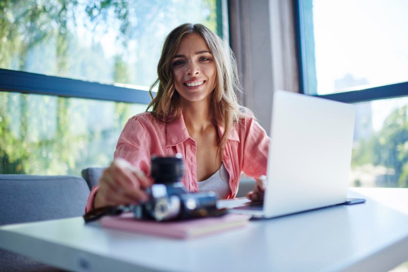jeune-femme-qui-partage-du-contenu-en-ligne.jpg