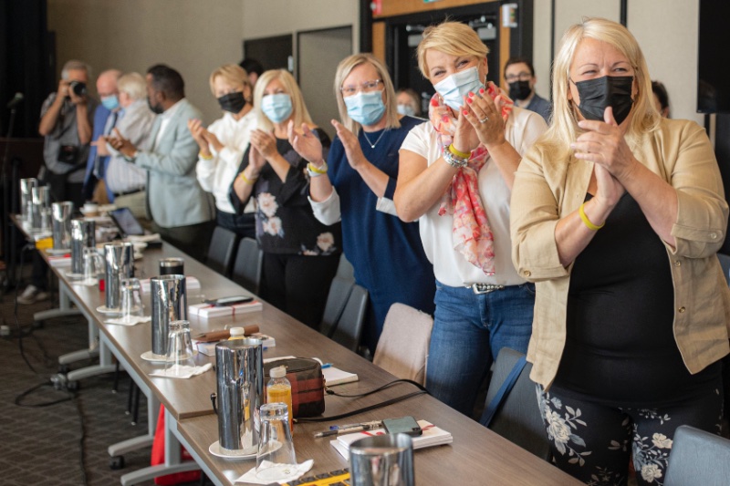 caucus-liberal-2021-a-orford-avec-des-masques.jpg
